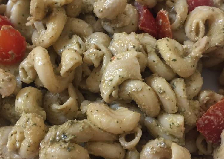 Pasta fredda pomodorini, pesto e scamorza affumicata