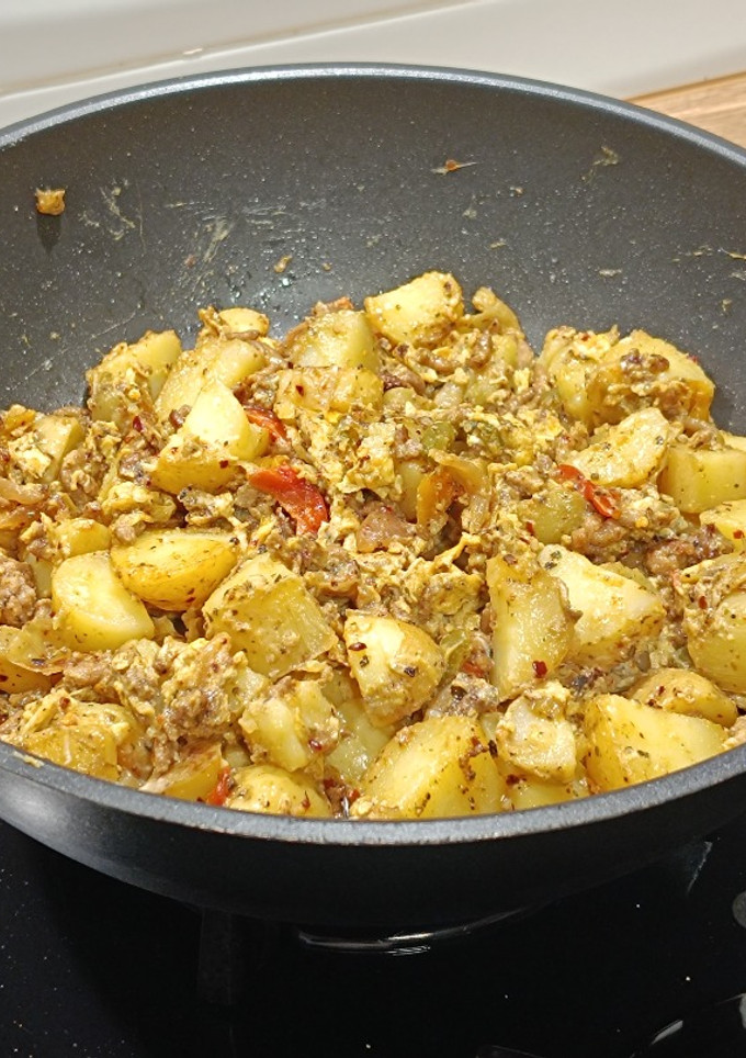 Una foto de Cocina de aprovechamiento: revuelto de papas con carne picada