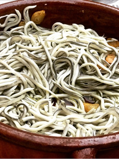 Una foto de Gulas al ajillo con un toque picante 🌶
