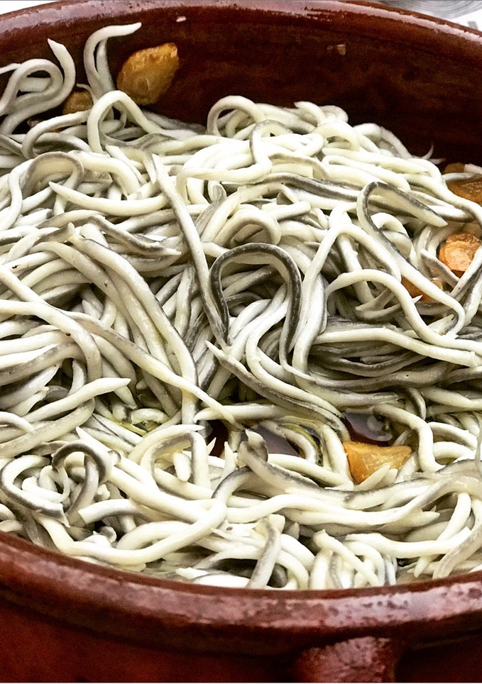 Una foto de Gulas al ajillo con un toque picante 🌶