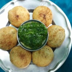 A picture of Matar ki kachori.