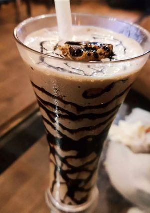 इंस्टेंट चॉकलेट कोल्ड कॉफी (Instant chocolate cold coffee recipe in hindi) रेसिपी मुख्य फोटो