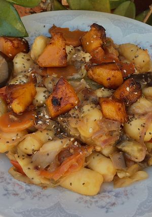 Una foto de PASTA CON VERDURAS AL WOK 🍅 🧅🍆🥕