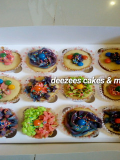 A picture of Vanilla cup cakes.