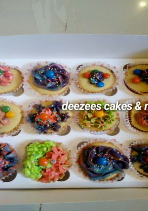 A picture of Vanilla cup cakes.