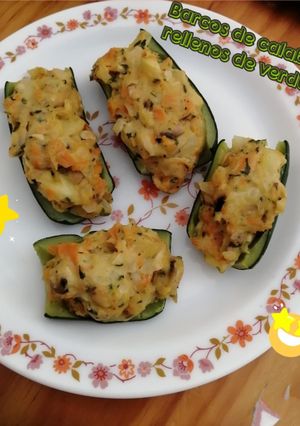 Una foto de Barcos de calabacín rellenos de verduras