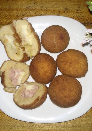 Una foto de Bombas de papa con jamón y queso