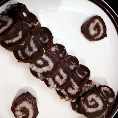 A picture of No bake Swiss Roll.