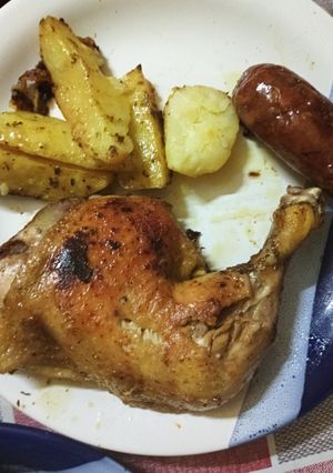 Una foto de Pollo con chorizo papas y boniatos al horno