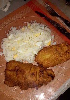 Una foto de Milanesa de tararira 🐟 a la marinera con arroz