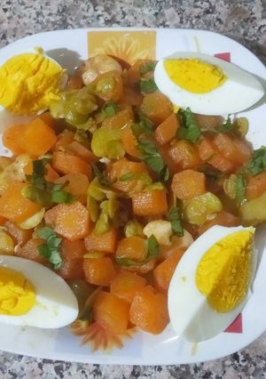Une photo de Salade de carotte / fève / œuf