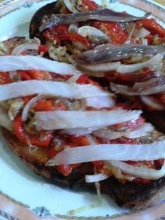 Una foto de Escalivada con anchoas / bacalao ahumado