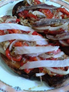 Una foto de Escalivada con anchoas / bacalao ahumado