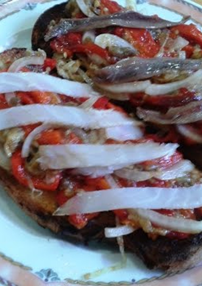 Una foto de Escalivada con anchoas / bacalao ahumado