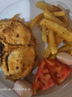 Una foto de Merluza rebozada con patatas