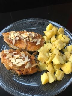 Una foto de Salmón al horno con sus patatas 🥔