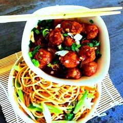 A picture of Restaurant style Hakka Noodles and Veg Manchurian.