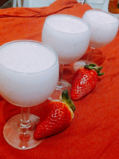 Una foto de Pisco sour con fresa