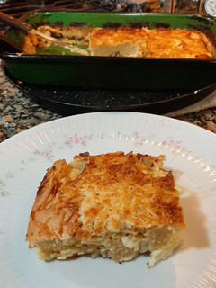 Una foto de Fainá con queso y cebolla