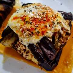 Una foto de BERENJENA🍆Rellena con Chorizo y🍅Tomate San Marzano...!