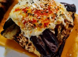 Una foto de BERENJENA🍆Rellena con Chorizo y🍅Tomate San Marzano...!