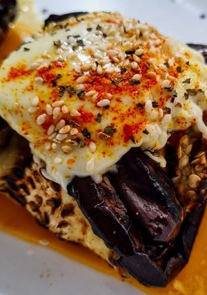 Una foto de BERENJENA🍆Rellena con Chorizo y🍅Tomate San Marzano...!