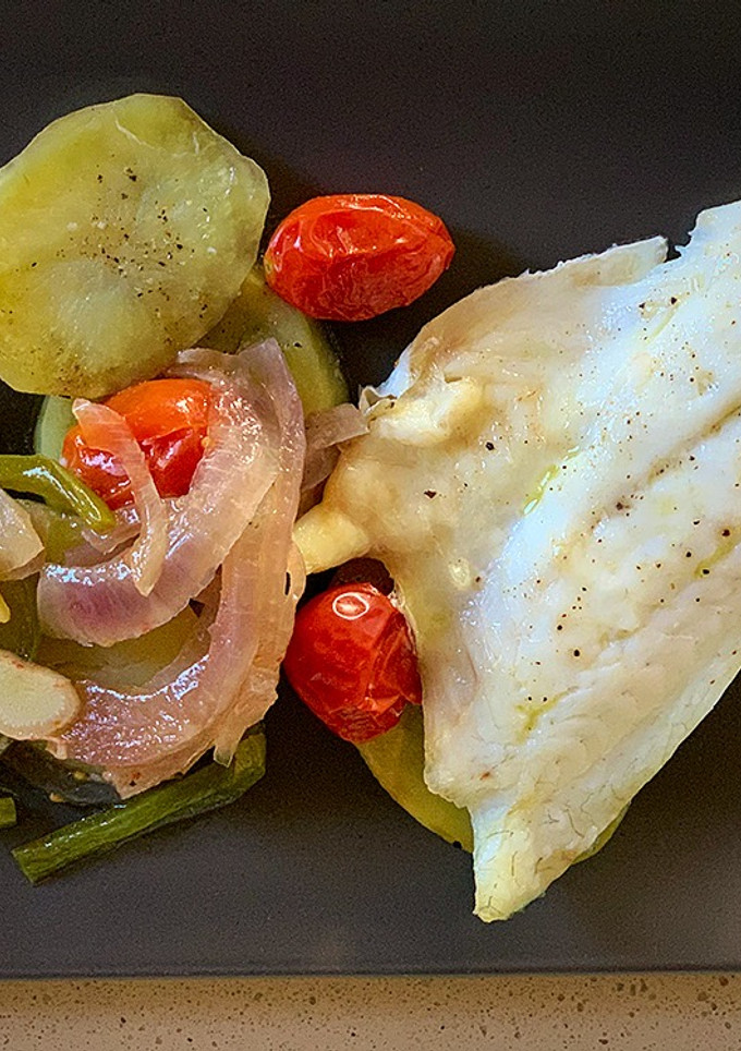 Una foto de Dorada al horno con verduras