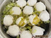 一張香菇魚丸湯的照片