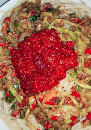 A picture of Pasta with veggies and surce.