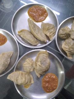 मोमो और चटनी (momo aur chutney recipe in Hindi) रेसिपी मुख्य फोटो