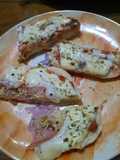Pizza de pan, jamón y queso cuartirolo