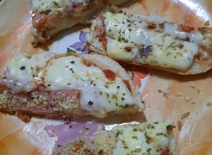 Una foto de Pizza de pan, jamón y queso cuartirolo