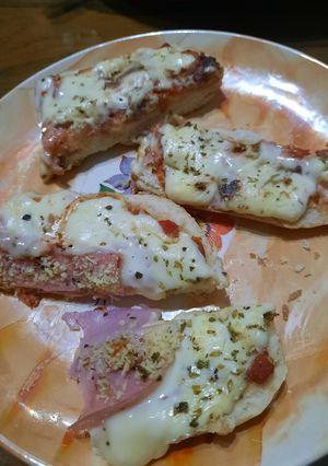 Una foto de Pizza de pan, jamón y queso cuartirolo