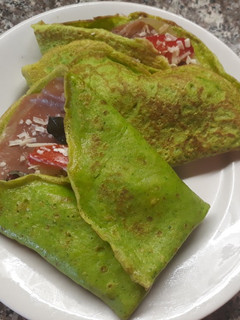 Una foto de Creps de perejil rellenos estilo mediterráneo