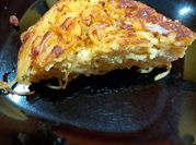 Una foto di pasta con speck affettato