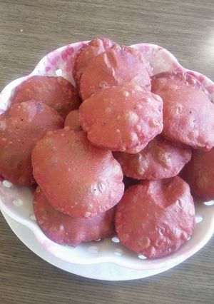 A picture of Beetroot & fudina masala poori.