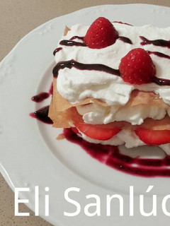 Una foto de Milhojas primavera de fresas con nata y sirope