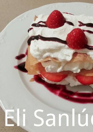 Foto principal de Milhojas primavera de fresas con nata y sirope