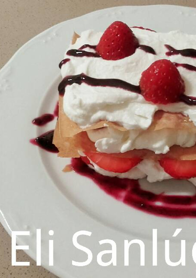 Una foto de Milhojas primavera de fresas con nata y sirope