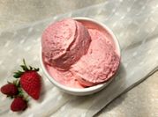Una foto de fresas con banana y yogur