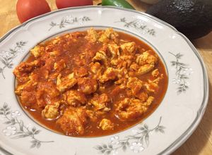 Una foto de Desayuno de Huevo en Salsa de Tomate