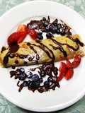 CREPES O PANQUEQUES DE ARÁNDANOS, FRAMBUESAS, FRUTILLAS CON SIROPE DE CHOCOLATE