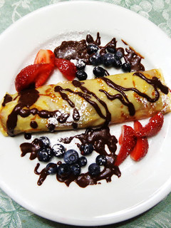 Una foto de CREPES O PANQUEQUES DE ARÁNDANOS, FRAMBUESAS, FRUTILLAS CON SIROPE DE CHOCOLATE