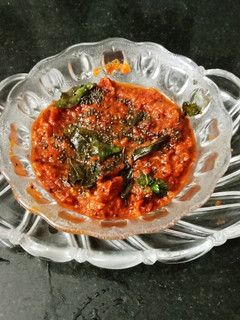 தக்காளி சட்னி (Thakkaali chutney recipe in tamil) செய்முறை முக்கிய புகைப்படம்