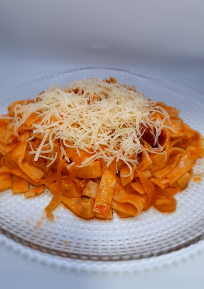Una foto de Tagliatelle con salsa de cebolla