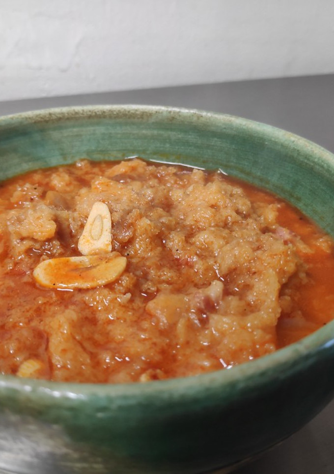 Una foto de Sopa de ajo y jamón