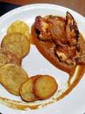 Pollo con puré de calabaza, acompañado de papas