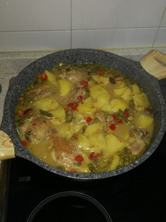 Una foto de Patatas con pollo y verduras