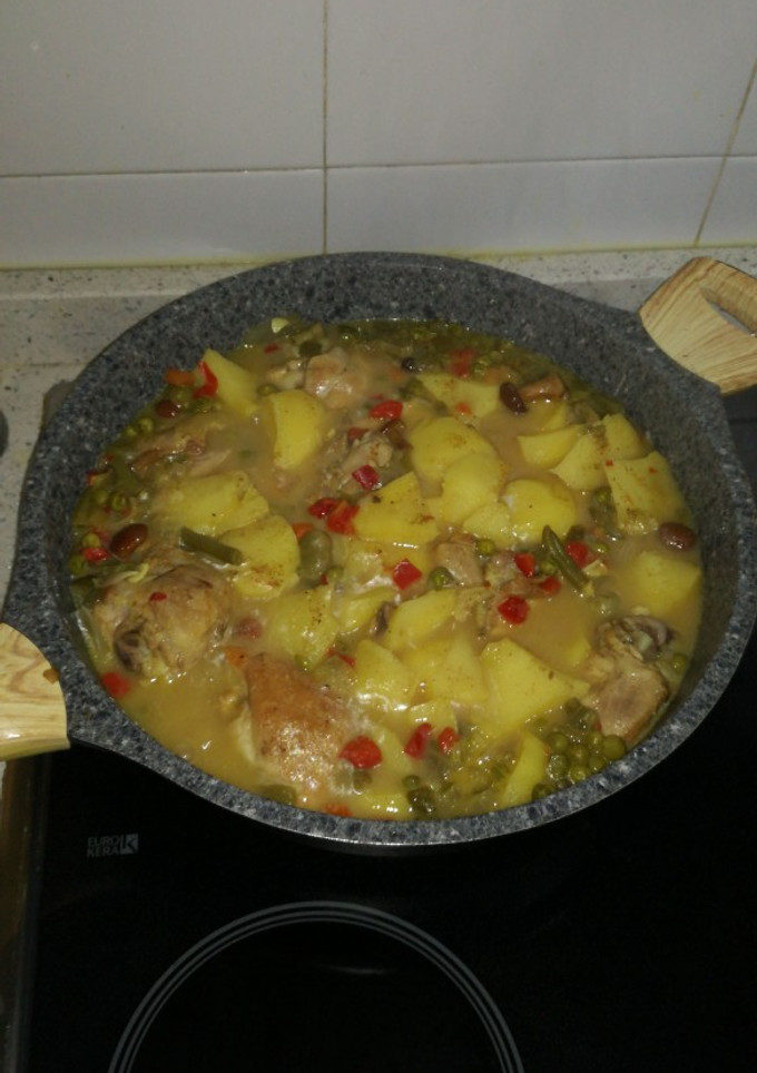 Una foto de Patatas con pollo y verduras