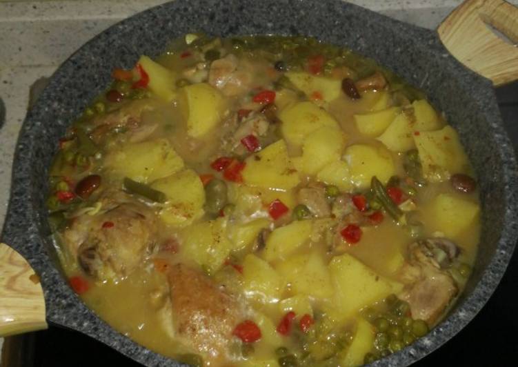 Patatas con pollo y verduras